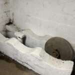 Votre grenier cache-t-il un secret collant ? Découvrez ce qui coule de vos poutres !